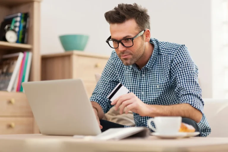 man looking notarize app at the shopping online