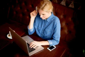 women looking for notarize her document